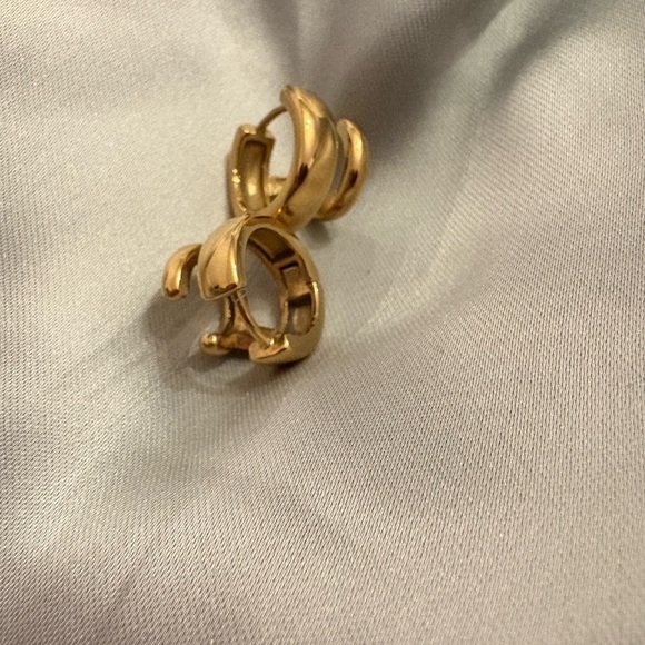 Elegant Gold Hoop Earrings - Picture 4 of 7